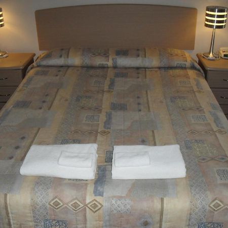 Victoria Hotel Suites Hamilton Quarto foto